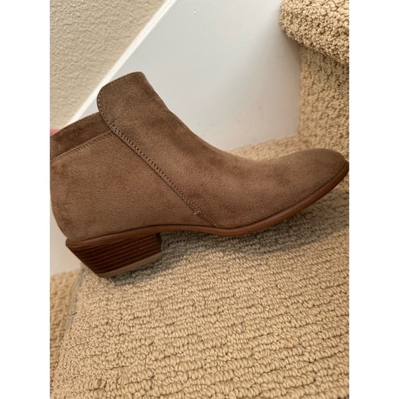 👢🥾 Beautiful F21 comfy, faux suede booties. GUC only wore twice. Great deal.🍂🌾 - Picture 3 of 8